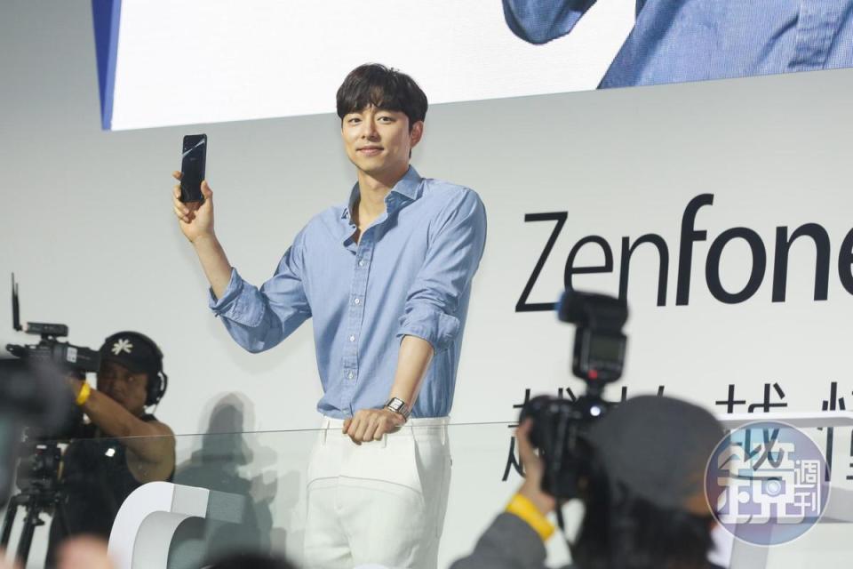 孔劉手持代言Zenfone5手機貼心走到舞台兩側讓粉絲近距離拍照。
