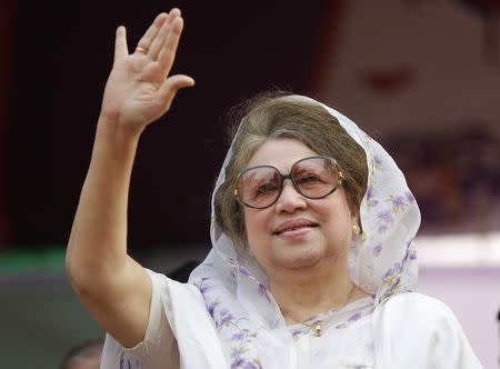 Bangladesh Nationalist Party (BNP) Chairperson Begum Khaleda Zia waves to activists as she arrives for a rally in Dhaka January 20, 2014. REUTERS/Andrew Biraj/Files