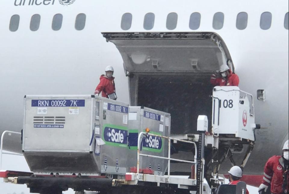 日本政府提供台灣124萬劑AZ疫苗，載運疫苗的日本航
空班機準備就緒，準備起飛，預計下午抵達台灣桃園機
場。（中央社/駐日代表處提供）