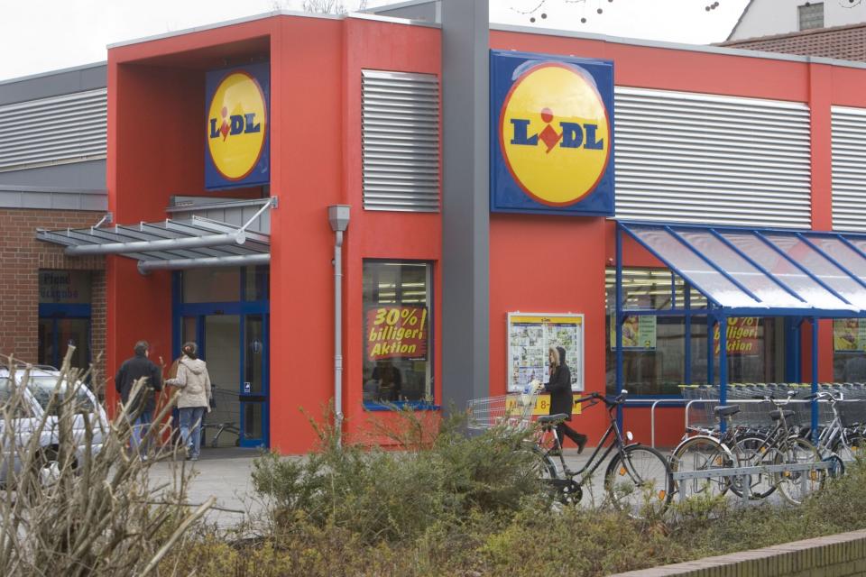 <p>Dem Test von “Vergleich.org” nach zu urteilen, haben Markenprodukte nach wie vor die höhere Qualität. Wer trotzdem zu den günstigeren Alternativen greifen möchte, wählt mit den Eigenmarken von Lidl – beispielsweise “MILBONA” und “DULANO” – die Testsieger. (Bild: Jörg Sarbach/AP) </p>