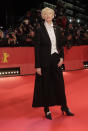 <p>Tilda Swinton ist für ihre Red-Carpet-Looks abseits der gängigen Norm bekannt. Auch bei der Berlinale blieb sich die britische Schauspielerin treu – diesmal in einem extravaganten Chanel-Ensemble mit Frack. (Bild: AP Photo) </p>