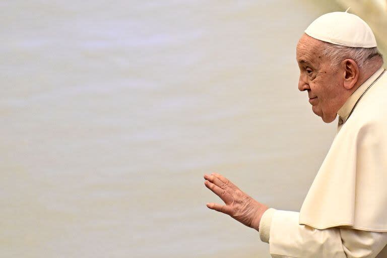 El Papa Francisco hace gestos durante una audiencia a ejecutivos y empleados de TV2000 y Radio InBlu el 29 de enero de 2024 en el Aula Pablo VI del Vaticano.