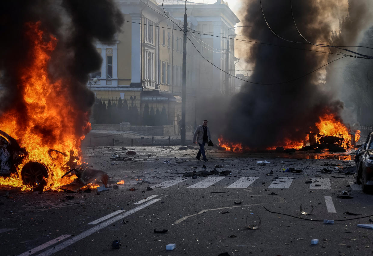 Cars burn after Russian military strike, as Russia's invasion of Ukraine continues, in central Kyiv, Ukraine October 10, 2022.  REUTERS/Gleb Garanich