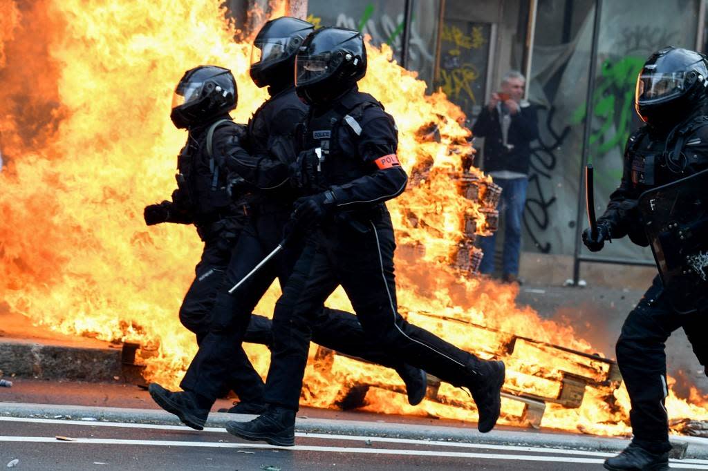 Des policiers de la Brigade de répression de l’action violente motorisée (BRAV-M) à Paris, le 23 mars 2023, lors de la 9e journée de mobilisation intersyndicale contre la réforme des retraites. 
