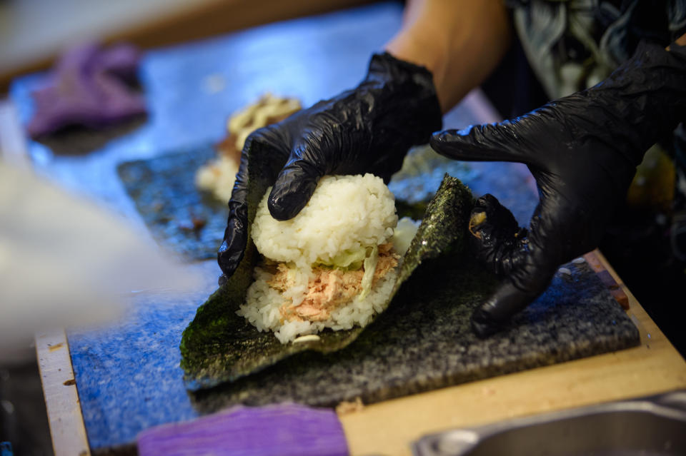 La alga nori, la más consumida en el mundo gracias a la popularidad de la comida asiática y su utilización en las finas láminas para envolver bolas de arroz y hacer rollos de sushi, ha comenzado a desaparecer gradualmente debido al calentamiento global. Foto: Getty Images