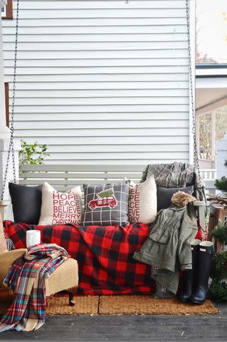 <p><a href="https://www.lizmarieblog.com/2014/12/rustic-christmas-porch/" data-component="link" data-source="inlineLink" data-type="externalLink" data-ordinal="1">Liz Marie Blog</a></p>