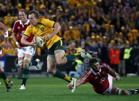 Australia Wallabies' Jesse Mogg is ankle tapped by British and Irish Lions' Geoff Parling (R) during their third and final rugby union test match at ANZ stadium in Sydney, July 6, 2013. REUTERS/David Gray