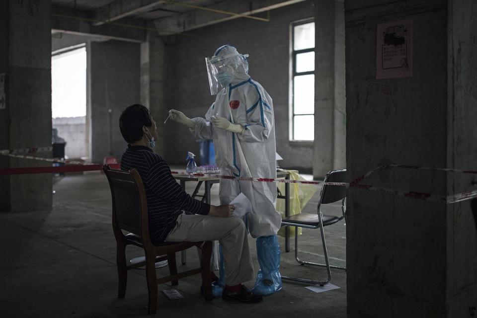 2020年5月15日，醫護人員在武漢市內為市民採集樣本進行2019冠狀病毒測試。