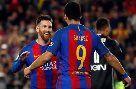 El jugador de Barcelona Lionel Messi festeja un gol con su compañero Luis Suárez en el partido contra Valencia por la liga española de fútbol en el estadio Camp Nou, Barcelona, España, 19 de marzo de 2017. Messi anotó dos veces el domingo en el triunfo de Barcelona por 4-2 sobre Valencia, que jugó gran parte del partido con uno menos, y sigue acechando a Real Madrid, líder de la liga española de fútbol. REUTERS/Juan Medina