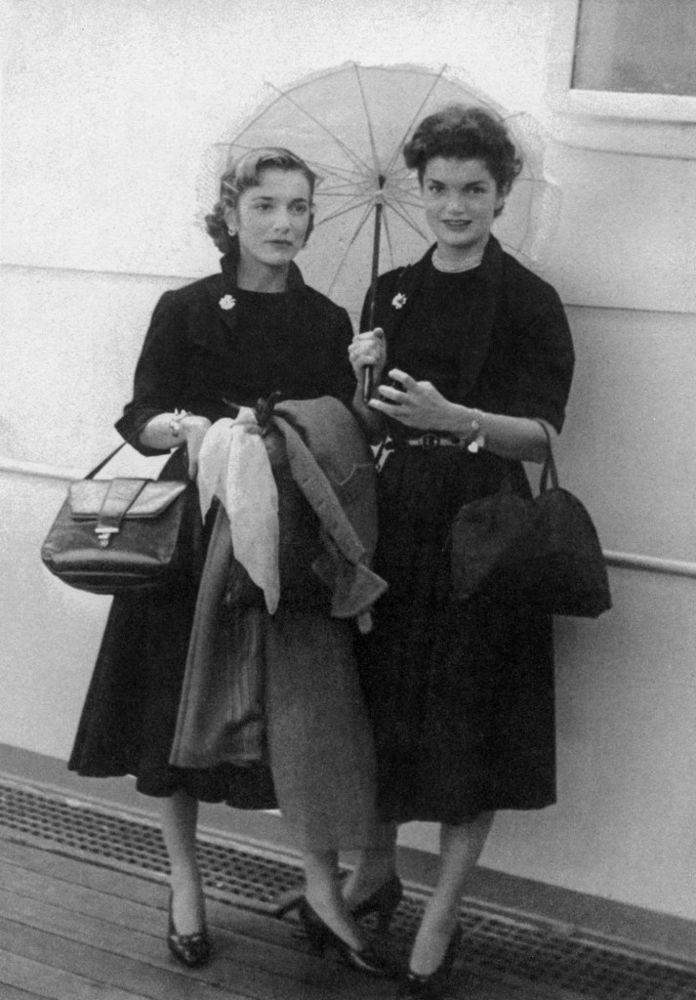 Lee Radzwill (left) and sister Jacqueline Kennedy Onassis in 1951 | Apic/Getty Images
