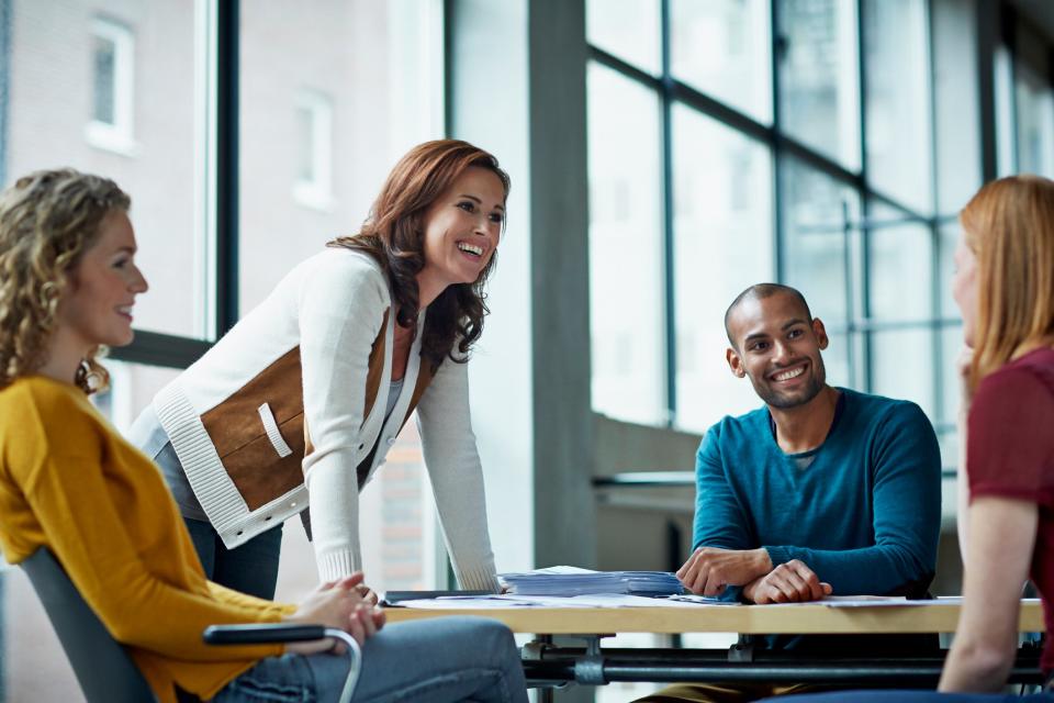 Arbeiten im Home Office hat nicht nur Vorteile und kann eurer Beziehung zu Kollegen schaden. - Copyright: Getty Images / Morsa Images