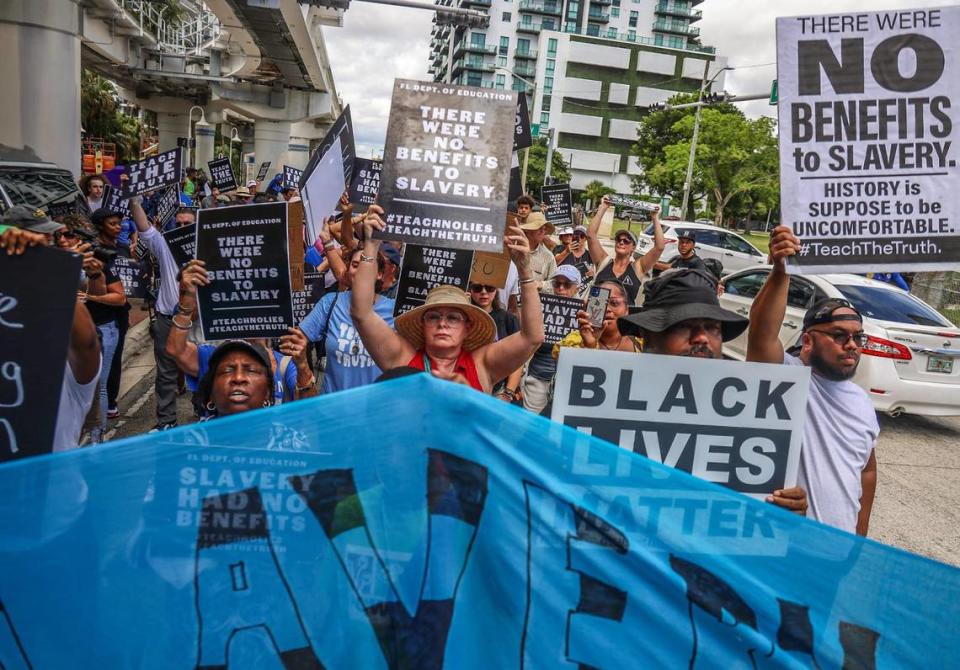 Un grupo de aproximadamente 80 manifestantes se une a los miembros del Teamsters National Black Caucus después de llegar afuera del edificio administrativo de la Junta Escolar de Miami-Dade en protesta por los nuevos estándares de historia afroamericana aprobados por el estado en julio, el miércoles 16 de agosto de 2023, en Miami, Florida.