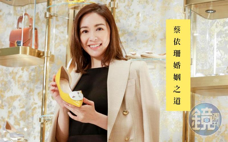 蔡依珊出席SAUVEREIGN台灣旗艦店開幕，推薦芥末黃鞋款，笑說「會帶財的感覺」。