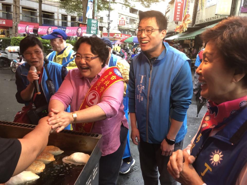 ▲國民黨台北市長候選人丁守中的太太溫子苓（左）掃街拜票。（圖／丁守中競選總部提供）