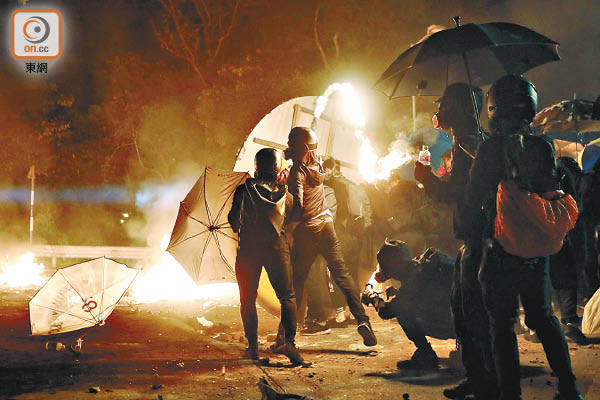 反修例衝突期間，示威者不停投擲汽油彈。