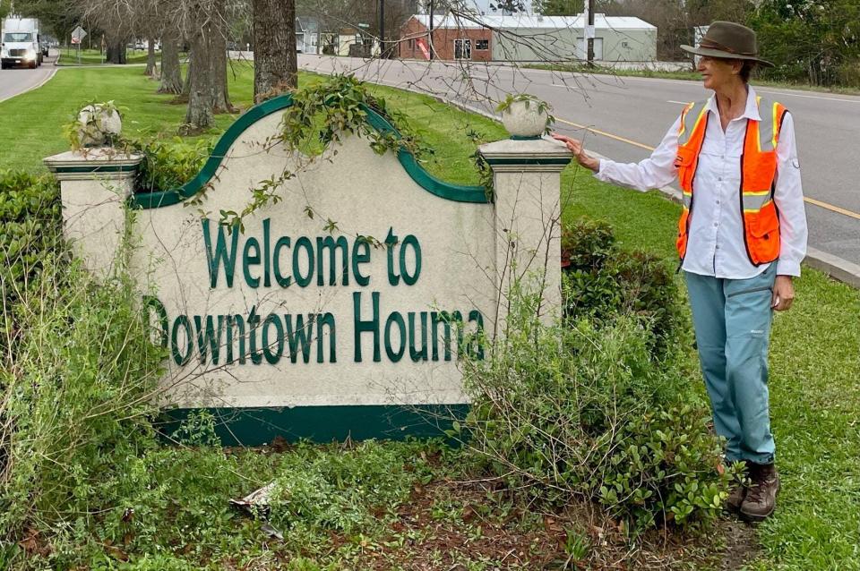 Edie Littlefield Sundby memorializing her visit to Houma with a photo. Sundby is walking the Old Spanish Trail, a 2,750 mile path from the Pacific to the Atlantic Ocean. She began the journey in Texas, and is now passing through Terrebonne and Lafourche.