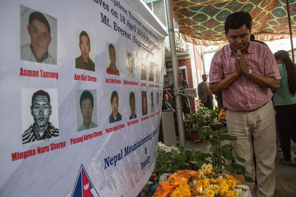 A man pays tribute to the 16 sherpas who lost their lives. (Omar Havana/Getty Images)