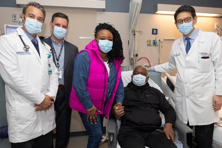 Richard Slayman junto a los médicos que llevaron a cabo el trasplante y seguimiento.