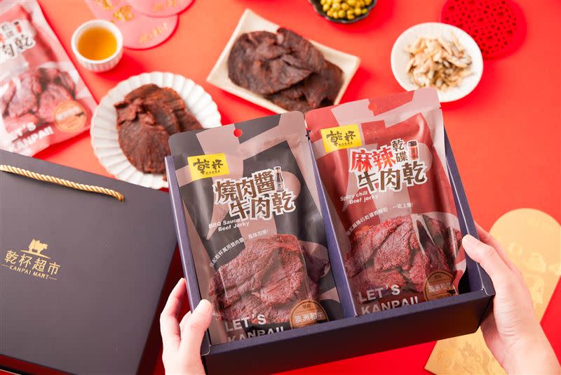 「乾杯好運犇放和牛牛肉乾禮盒」選用8-9級澳洲和牛製成，一次享燒肉、麻辣乾碟雙風味，10包大份量，送禮大方又實用，中秋限定優惠價1,999元。（圖／品牌業者提供）