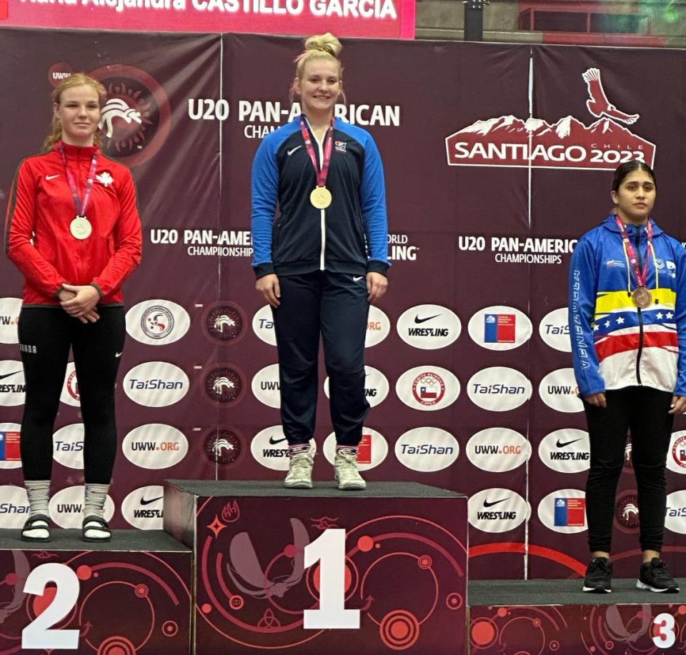 La graduada de Fort Osage High School, Haley Ward, al centro, gana la medalla de oro de 72 kilogramos en el Campeonato Panamericano en Chile.