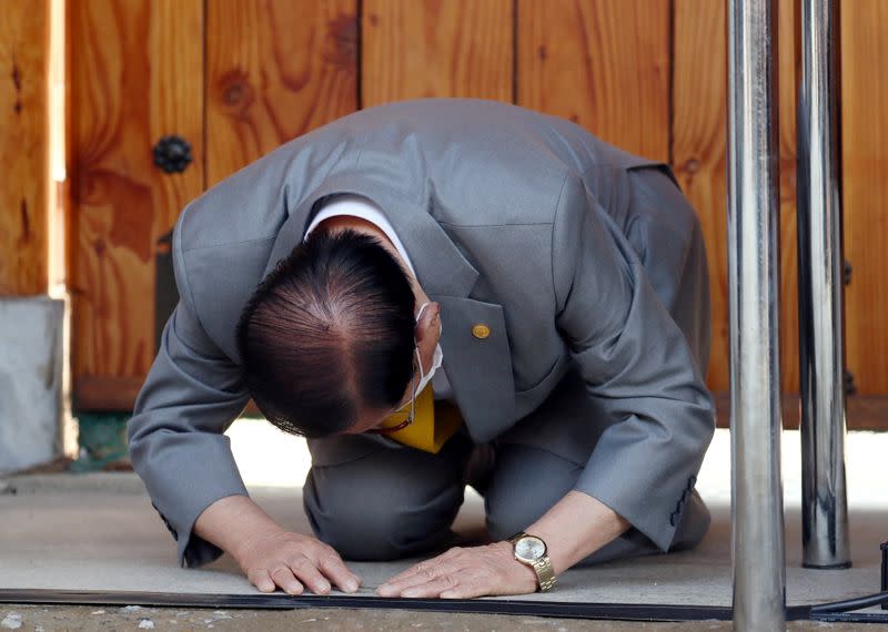Lee Man-hee, founder of the Shincheonji Church of Jesus the Temple of the Tabernacle of the Testimony, does a deep bow during a news conference at its facility in Gapyeong