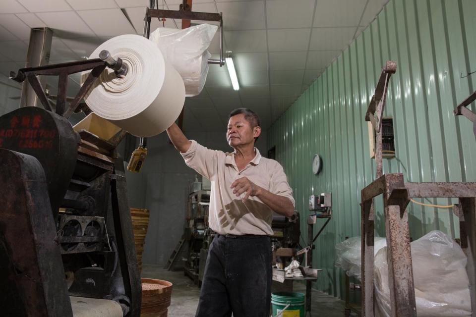 李玉珍是協進第二代，自父親手上傳承製麵廠，也維持日光曬麵傳統方法。