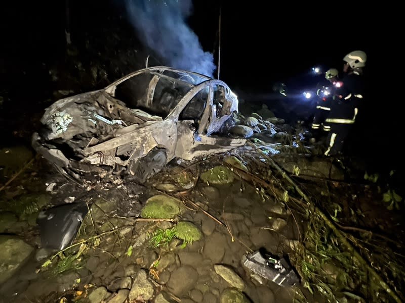 苗栗縣獅潭鄉百壽村16日晚間發生轎車墜谷意外，35歲賴姓男子駕駛特斯拉電動車起火燃燒，幸賴男意識清楚自行脫困僅輕傷。警方17日表示，初步排除酒駕肇事，疑駕駛路況不熟釀禍。（中央社／民眾提供）