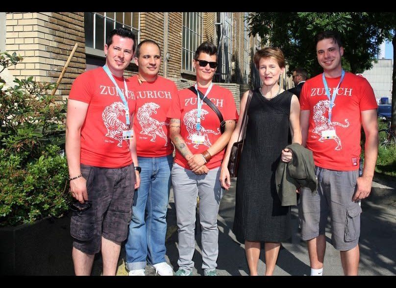 Vorstand, the organization team from the Zurich Pride Festival is meeting Federal Councillor Simonetta Sommaruga, from left: Chriss, Patrik, Nathalie, Simonetta Sommaruga and David.