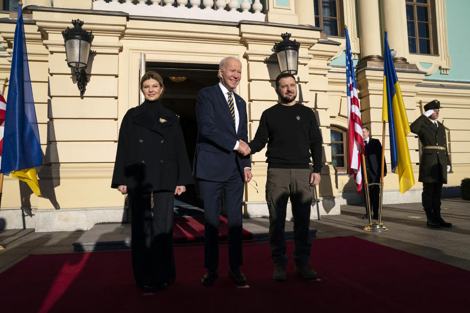 El presidente de Estados Unidos, Joe Biden, en el centro, estrecha la mano del presidente de Ucrania, Volodymyr Zelenskyy, a la derecha, mientras posan junto a Olena Zelenska, a la izquierda, esposa del presidente Zelenskyy, en el Palacio de Mariinsky durante una visita no anunciada de Biden a Kiev, el lunes 20 de febrero de 2023. (AP Foto/Evan Vucci, Pool)