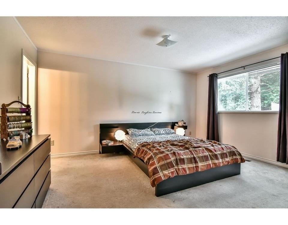 <p><span>1281 Lansdowne Dr., Coquitlam, B.C.</span><br> There are five bedrooms in the home, including this master bedroom.<br> (Photo: Zoocasa) </p>