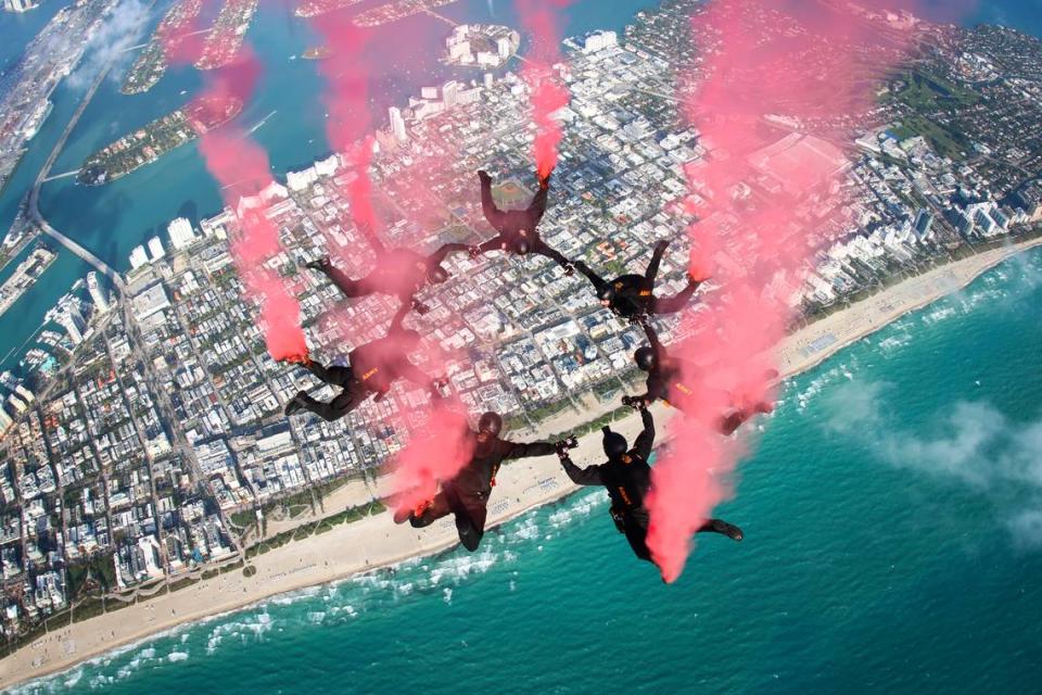 El equipo de paracaidistas Golden Knights sobre Miami Beach en el Hyundai Air & Sea Show del año pasado.