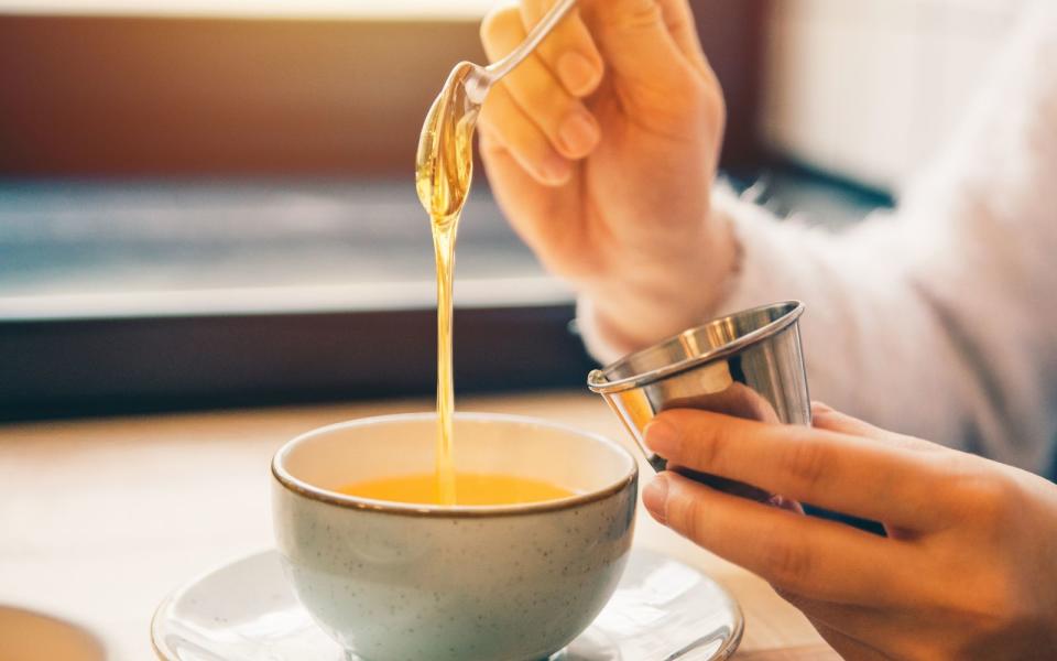 Wer sich jetzt denkt: "Hach, dann hau ich mir einfach Honig oder Ahornsirup in den Tee", den müssen wir leider enttäuschen. Auch Agavendicksaft ist im Grunde Zucker. Dennoch hat Honig - vor allem die Sorte Manuka - viele gesunde Inhaltsstoffe und wirkt beispielsweise entzündungshemmend, sodass dieser auf jeden Fall das kleinere Übel ist. (Bild: iStock / Vera_Petrunina)