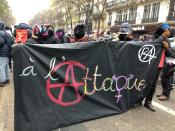 Ces manifestants ont emprunté le "A cerclé" rouge, qui est un symbole anarchiste, pour une banderole "À l'attaque".