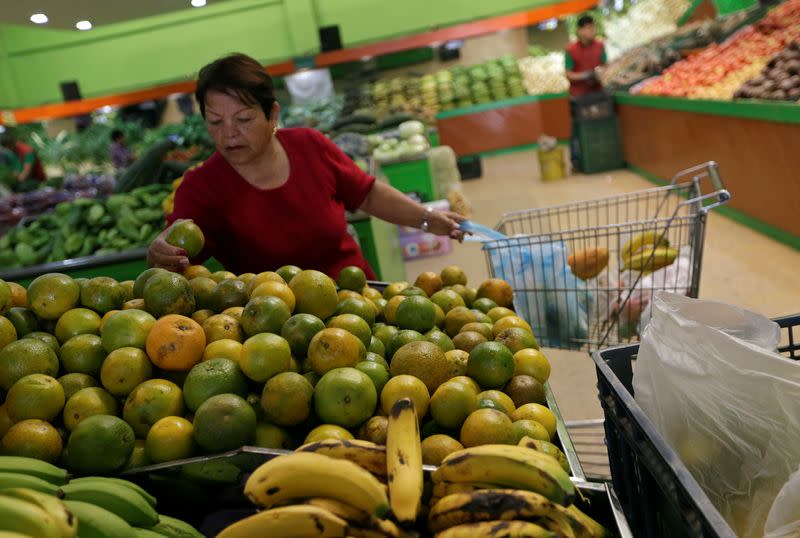 Foto de archivo. Una mujer compra frutas en un supermercado en Bogotá