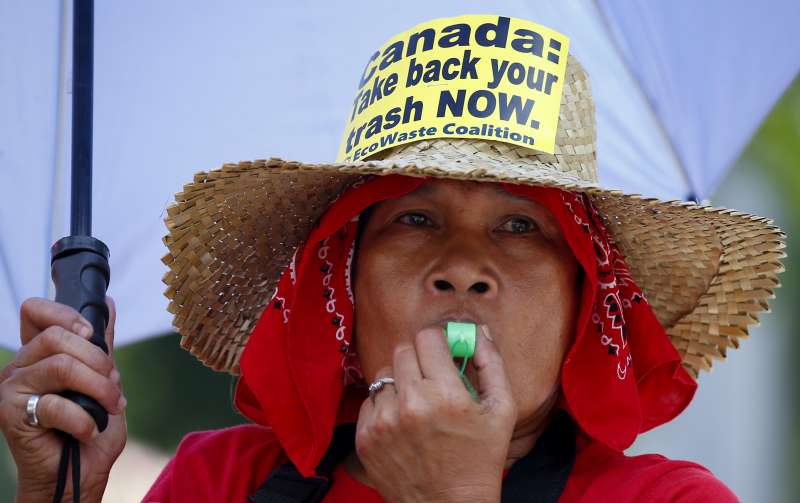菲律賓人民抗議加拿大進口垃圾。（AP）