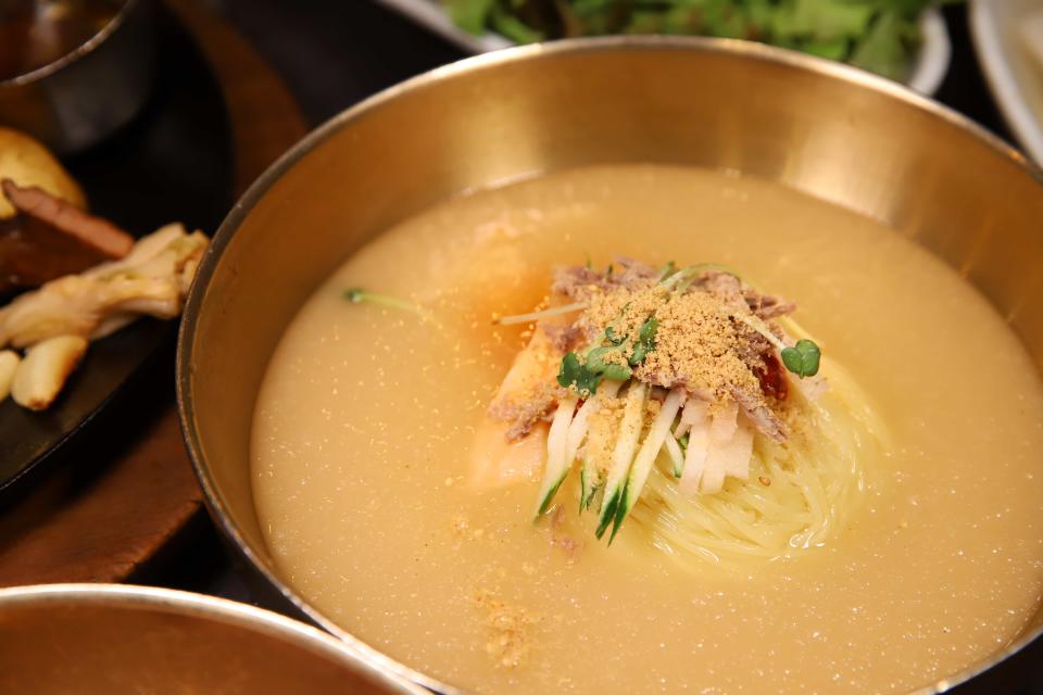 可品嚐到高湯風味的小麥麵「水冷麵」。