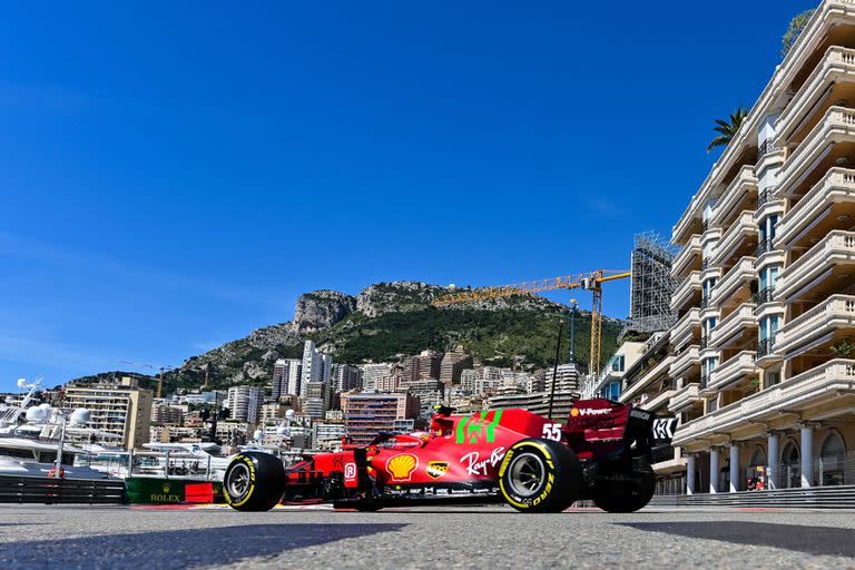 El piloto español de Ferrari, Carlos Sainz Jr, segundo detrás de su compañero Leclerc