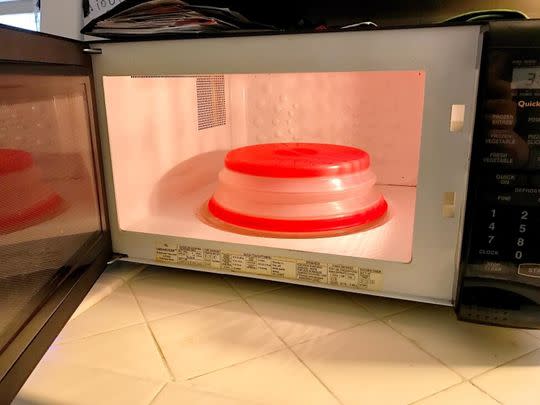 A vented microwave food cover to keep to keep it clean
