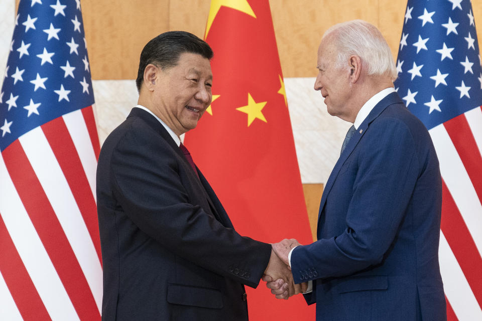 ARCHIVO - El presidente estadounidense Joe Biden, derecha, y su homólogo chino Xi Jinping se saludan antes de una reunión en el marco de la cumbre del G-20, el 14 de noviembre de 2022, en Bali, Indonesia. (AP Foto/Alex Brandon, archivo)