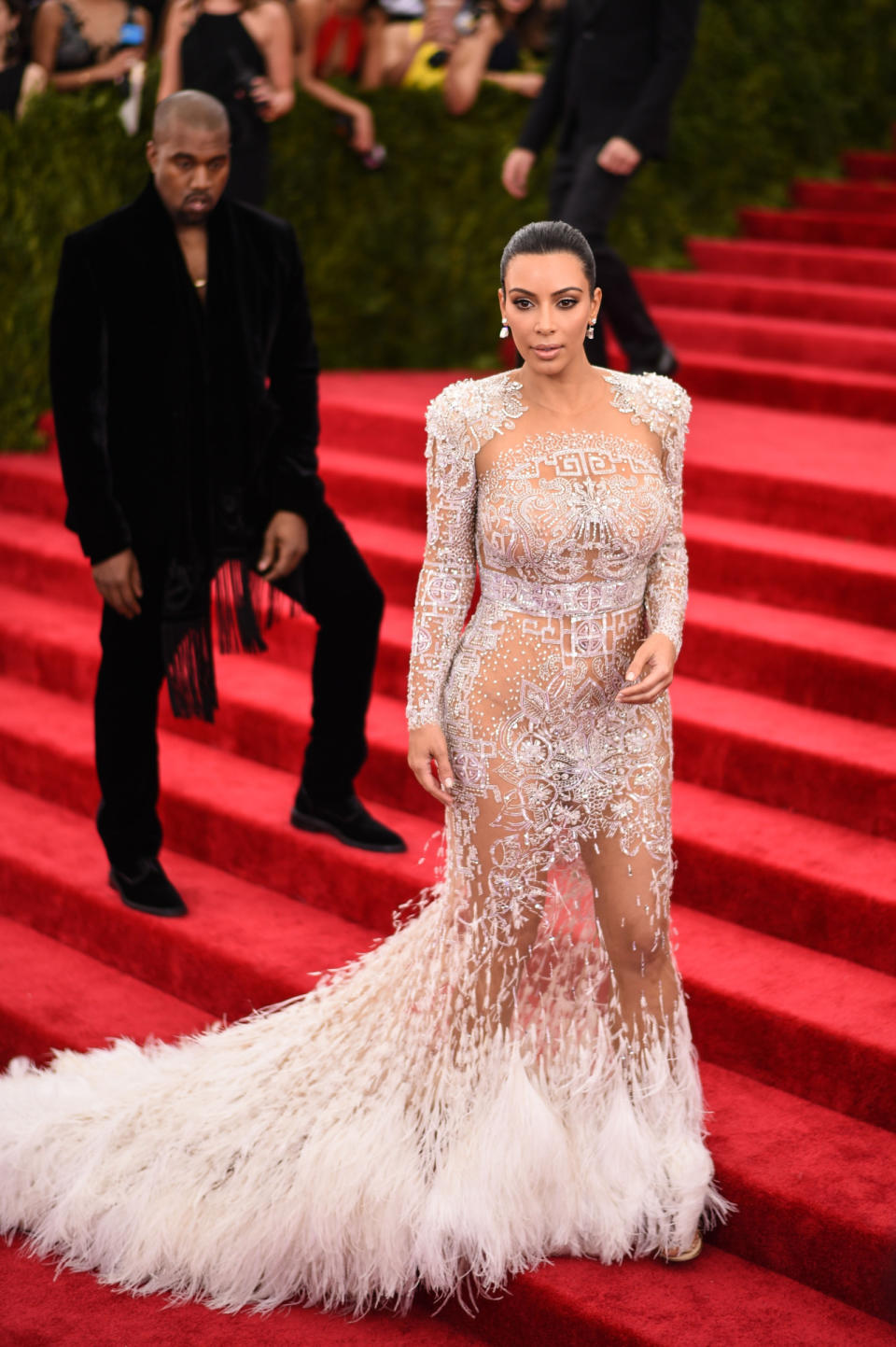 Selbst Kim Kardashians Kleid bei der Met Gala 2015 kam da mit mehr Stoff daher, wenn auch nur minimal. Klar ist: Auf einen stützenden BH verzichtete die Ehefrau von Kanye West – der nicht zuletzt wegen ihrer ebenso offenherzigen Rückansicht offenbar den Mund gar nicht mehr zubekam. (Bild-Copyright: Getty Images for Variety/Andrew H. Walker)