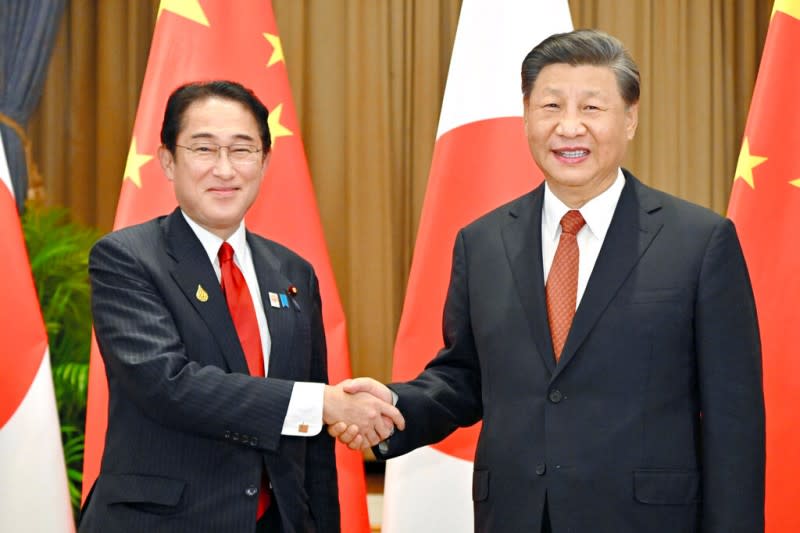 2022年11月17日，中國國家主席習近平與日本首相岸田文雄在泰國舉行雙邊會談。（美聯社）