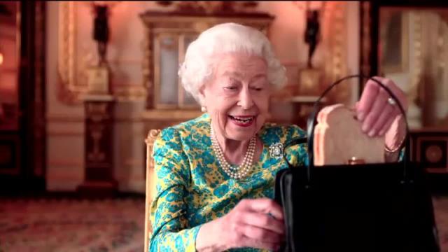 El video de la reina Isabel II que se animó a la comedia junto al oso Paddington