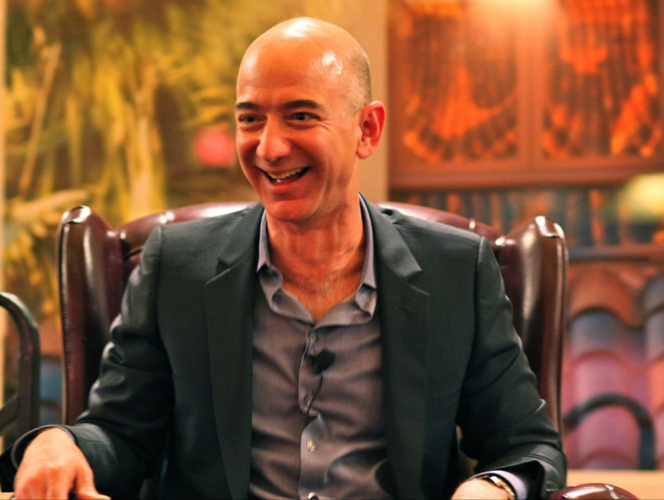 <p>El ocupado director ejecutivo de Amazon <a href="http://time.com/4122662/success-morning-routines/" rel="nofollow noopener" target="_blank" data-ylk="slk:siempre encuentra tiempo;elm:context_link;itc:0;sec:content-canvas" class="link "><b>siempre encuentra tiempo</b></a> para despertarse solo, sin la ayuda de un reloj despertador, y disfrutar tranquilamente de un desayuno saludable junto a su esposa y sus cuatro hijos. Evita a toda costa los alimentos grasos, como los que forman parte del típico desayuno americano. Por tanto, suponemos que no es un fan del beicon.</p>