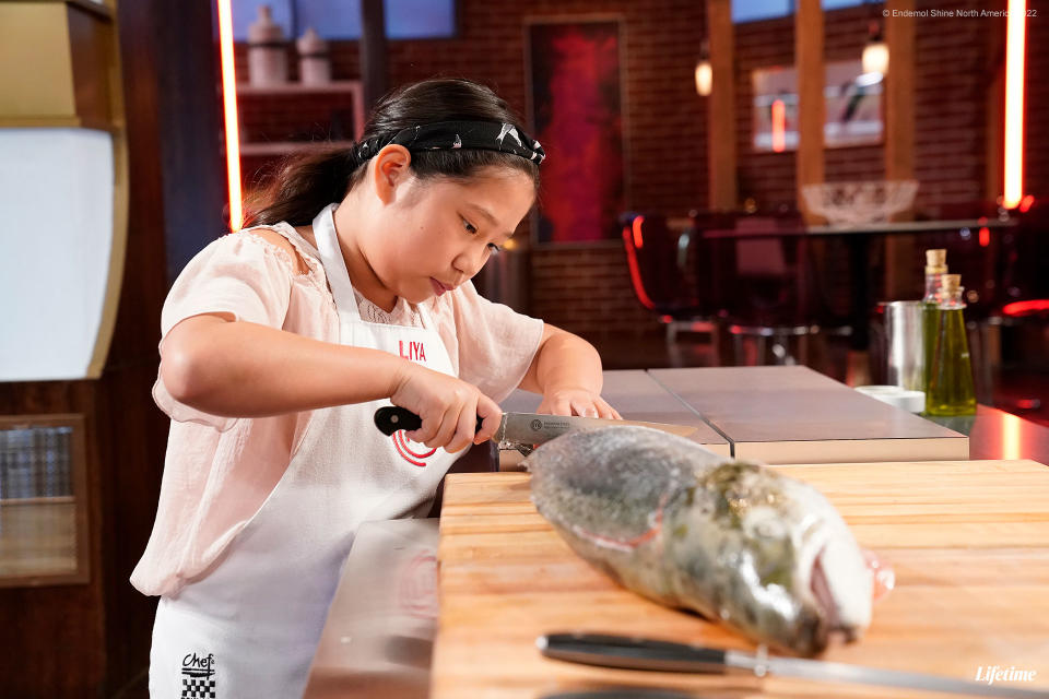 台裔女孩莉亞挑戰切鮭魚，展現讓地獄廚神叫好的自信刀工（圖／杰德影音）