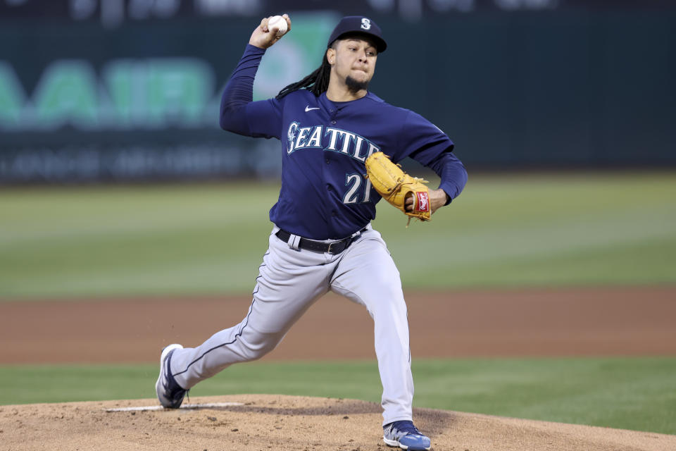 Seattle Mariners' Luis Castillo (21) throws against the Oakland Athletics during the first inning of a baseball game in Oakland, Calif., Tuesday, Sept. 20, 2022. (AP Photo/Jed Jacobsohn)