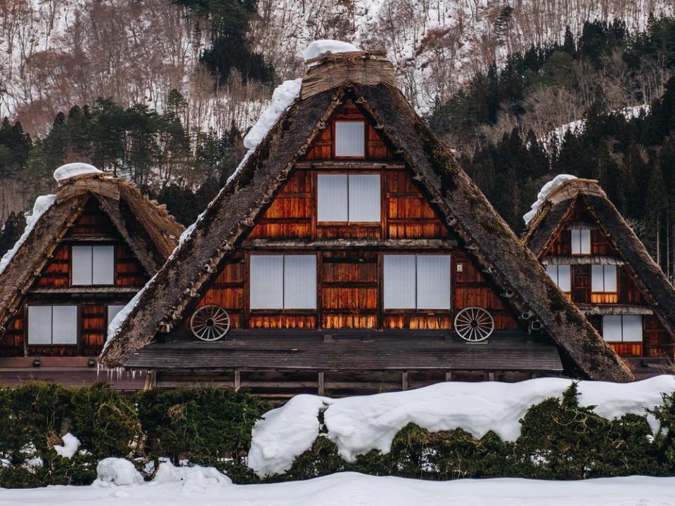 Berühmt ist Gokayama für seine drei- bis vierstöckigen Häuser, die zum Unesco-Weltkulturerbe zählen. (Bild: nuu_jeed/Shutterstock.com)