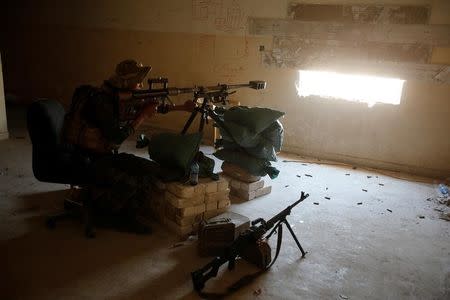 A sniper of the Iraqi Federal Police takes his position at a destroyed builiding near Islamic State fighters' positions at Bab al Jadid district in the old city of Mosul, Iraq, March 26, 2017. REUTERS/Youssef Boudlal