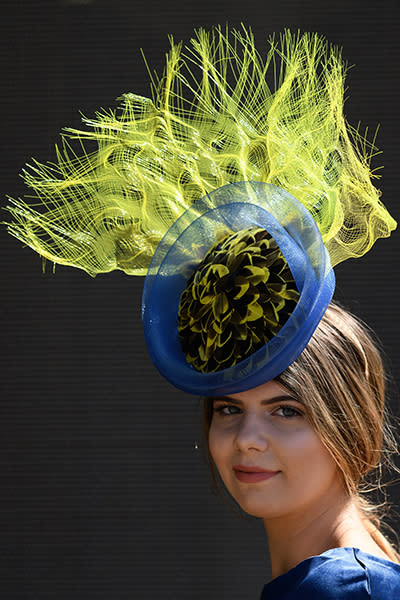 <p>Sin duda los sombreros de Ascot llaman la atención no solo por sus extravagantes diseños, sino por sus atrevidos colores. Foto: Leon Neal/Getty Images </p>