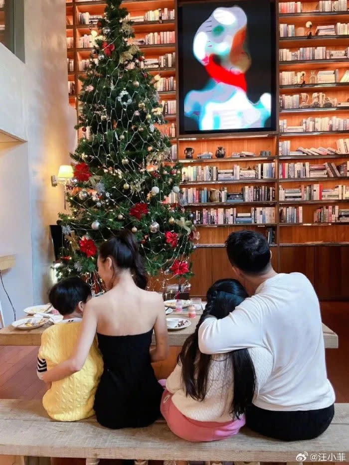 Wang shared this photo of Mandy with his children on New Year's eve