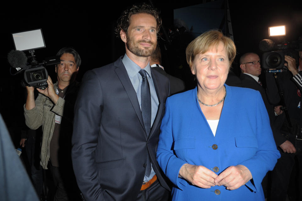 <p>Ex-Fußballer Arne Friedrich freute sich für Angela Merkel. Zu einem Bild von ihm und der Kanzlerin schrieb er bei Twitter: „Vier weitere Jahre. Herzlichen Glückwunsch, Frau Bundeskanzlerin.“ Außerdem verfolgte er die Diskussionsrunde der Spitzenkandidaten: „Langweilig ist die Berliner Runde nicht! Einige haben den Kampfgeist scheinbar erst nach der Wahl entdeckt.“ (Bild: ddp Images) </p>